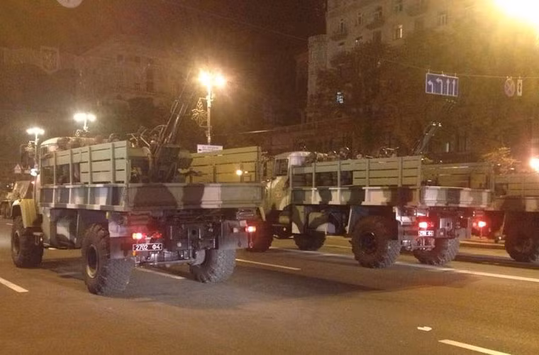 Theo một số hình ảnh được công bố trong một đoạn clip thì cuộc duyệt binh sẽ có sự xuất hiện của thiết giáp tiên tiến BTR-4, BTR-3, pháo kéo hạng nặng, pháo phản lực Smerch, Bastion-1/2, tên lửa phòng không S-300, 9K33 Osa, tên lửa đạn đạo chiến thuật OTR-21 Touchka U…