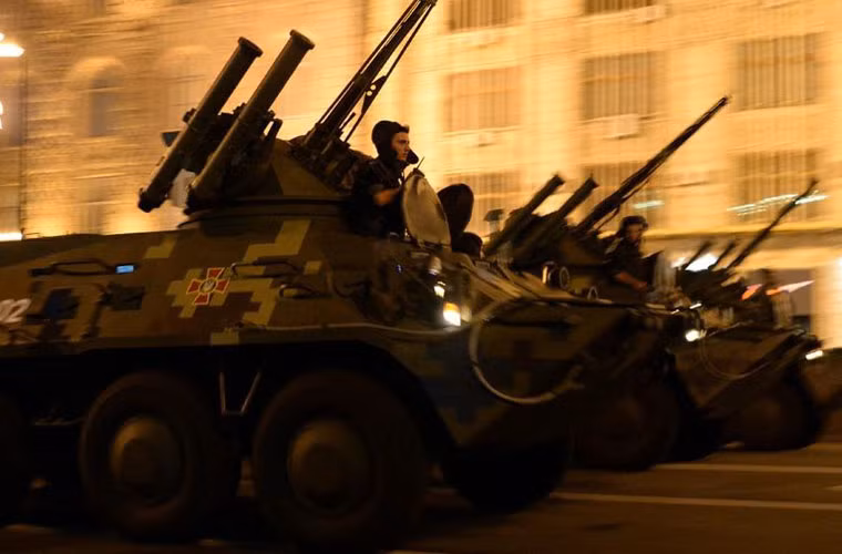 Đội hình thiết giáp chở quân tiên tiến với hỏa lực chống tăng, bộ binh cực mạnh BTR-3E.