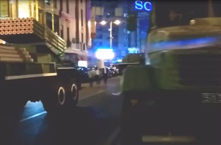 Đội hình pháo phản lực phóng loạt Bastion do Ukraine phát triển dựa trên mẫu BM-21 Grad huyền thoại. Đứng phía sau Bastion là các bệ phóng pháo phản lực BM-30 Smerch.