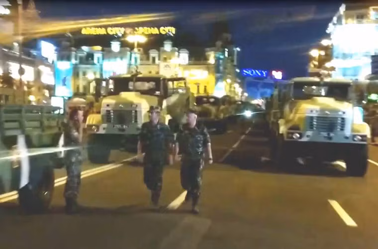 Đội hình xe tải chở quân xếp hàng dài trên con đường ở Kiev.