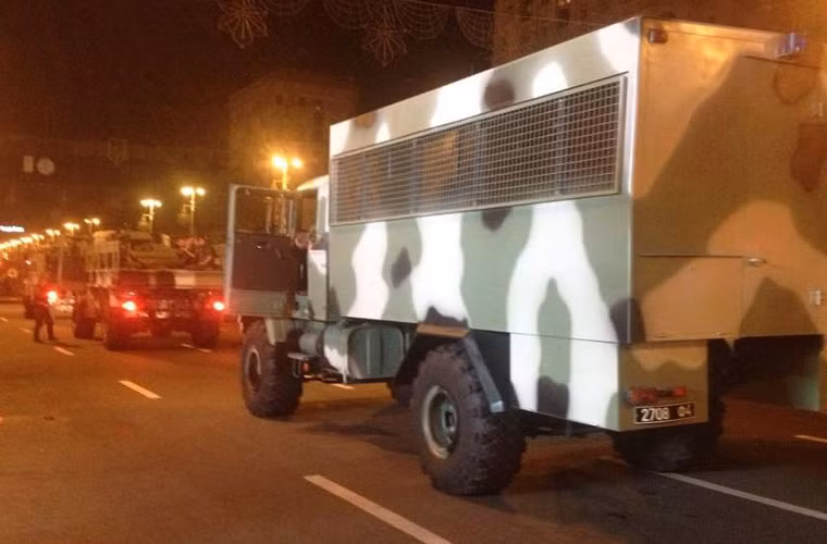 Cuộc duyệt binh diễn ra trong bối cảnh tiếng súng vẫn rền vang ở miền đông nước này, gây ra biết bao thảm cảnh cho hàng trăm nghìn người dân.