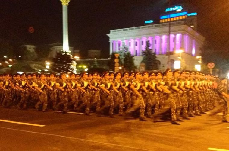 Ngày 24/8 tới đây, Quân đội Ukraine sẽ tổ chức cuộc duyệt binh quy mô kỷ niệm 23 năm Ngày Độc lập (tách ra từ Liên bang Xô Viết). Trong ảnh là khối đội hình binh sĩ tham gia cuộc duyệt binh đang luyện tập trong đêm ở Kiev.
