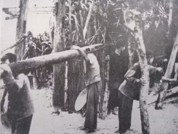 Du kích xây dựng hệ thống vật cản, phục vụ chiến đấu.