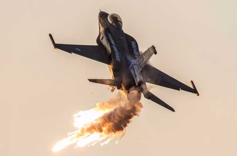 Khoảnh khắc mồi bẫy nhiệt được bắn ra từ đuôi chiếc F-16 của Không quân Hy Lạp khiến nếu nhìn không kĩ dễ tưởng lầm động cơ máy bay gặp lỗi.