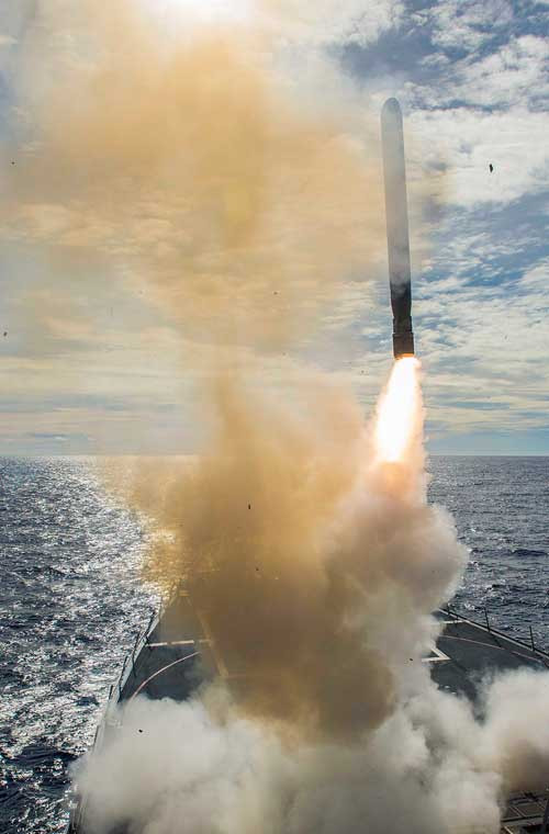 Tên lửa hành trình đối đất cận âm Tomahawk rời bệ phóng tàu khu trục USS Mustin (DDG 89) trong cuộc tập trận Valian Shield 2014 ở khu vực biển Thái Bình Dương.