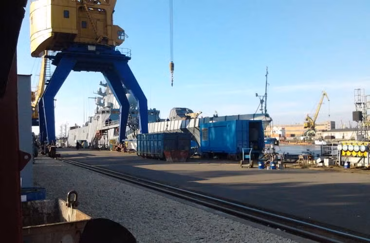 Hình ảnh mới nhất về tàu hộ vệ tên lửa hiện đại nhất Nga Đô đốc Gorshkov đã được lắp hải pháo tự động A-192M 100mm. Con tàu thuộc Project 22350 có lượng giãn nước 4.550 tấn, dài 135m, thủy thủ đoàn 180-220 người, được trang bị 8 ống phóng thẳng đứng chứa tên lửa diệt hạm P-800 hoặc Kalibr, 32 ống phóng chứa tên lửa phòng không tầm trung - xa 9M96, 9M100, 2 bệ CIWS palash, ngư lôi 324mm...