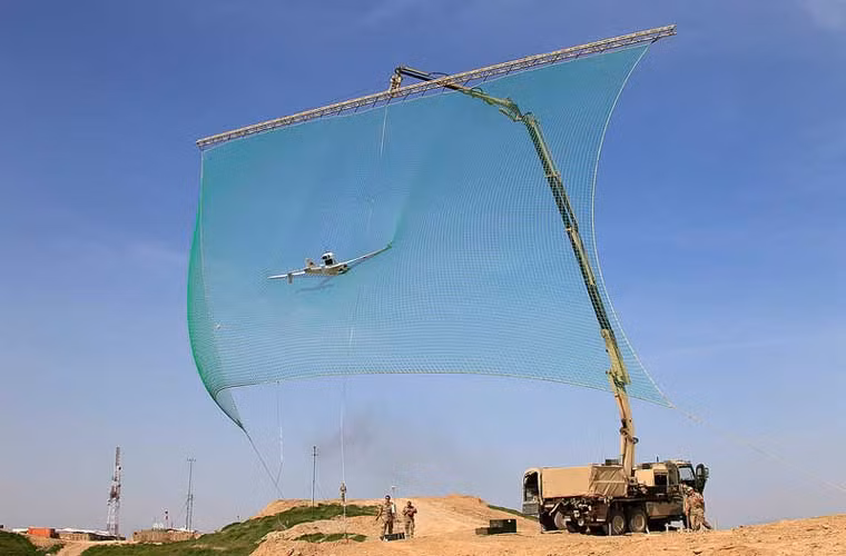 Lính Đức căng lưới “bắt” UAV hạ cánh. Thực ra đây là một trong các cách thu hồi hệ thống máy bay trinh sát không người lái ngoài phương án cất hạ cánh đường băng.