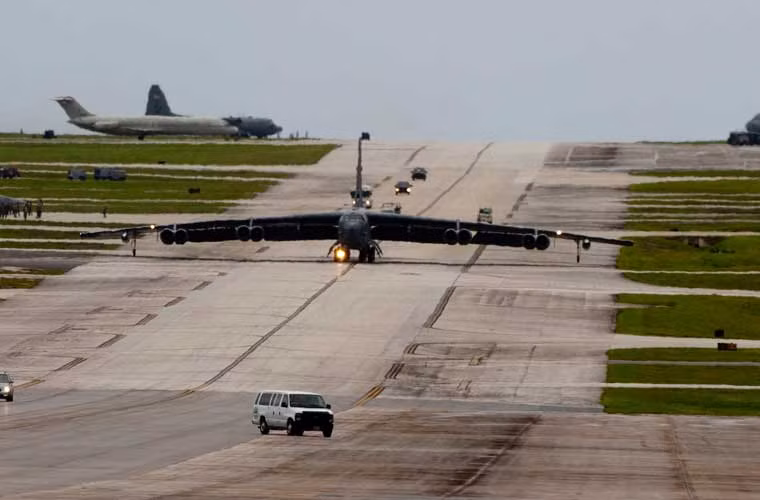 Máy bay ném bom chiến lược B-52 chạy taxi cất cánh trên đường băng căn cứ Andersen (Guam), ảnh chụp ngày 17/9. Qua ảnh này có thể thấy “độ khủng” của sải cánh chiếc B-52, dài hơn độ rộng đường băng vốn đã rất lớn. Để đỡ cánh khỏi bị uốn, nhà thiết kế đã phải bố trí thêm 2 bánh phụ đỡ ở gần đầu mút cánh.