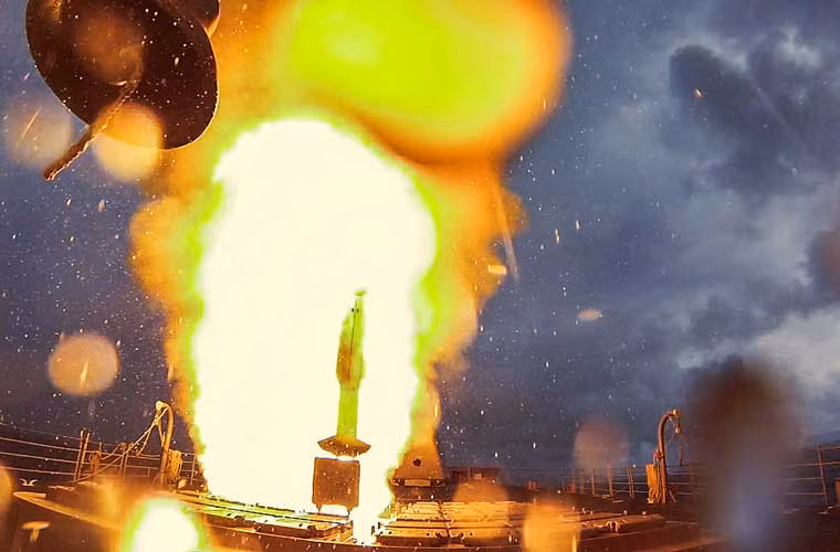 Còn đây là khoảnh khắc đẹp đạn tên lửa phòng không SM-2 rời bệ phóng trên tàu tuần dương tên lửa USS Antietam (CG-54).