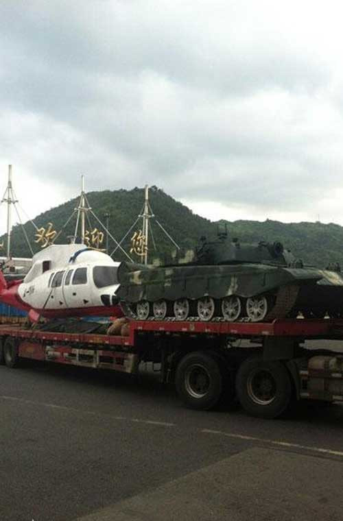 Tuần qua, dân mạng Trung Quốc xôn xao khi trên đường phố ở Ôn Châu bất ngờ xuất hiện một chiếc xe đầu kéo chở trên nó một chiếc trực thăng và xe tăng di chuyển mà không có hộ tống. Tuy nhiên, theo một số nguồn tin, đây là những mô hình vũ khí đang được đưa đi triển lãm.