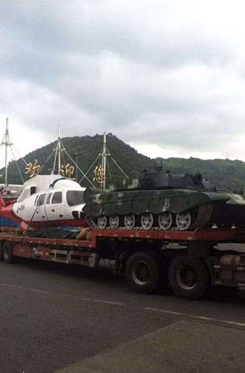 Tuần qua, dân mạng Trung Quốc xôn xao khi trên đường phố ở Ôn Châu bất ngờ xuất hiện một chiếc xe đầu kéo chở trên nó một chiếc trực thăng và xe tăng di chuyển mà không có hộ tống. Tuy nhiên, theo một số nguồn tin, đây là những mô hình vũ khí đang được đưa đi triển lãm.