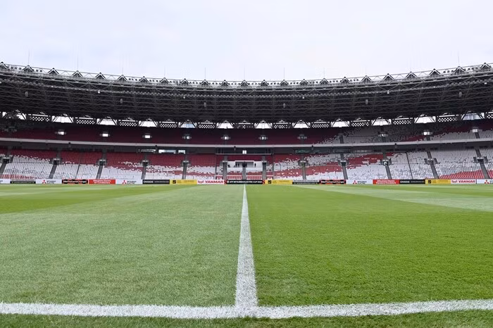 Mặt cỏ đẹp như tranh của sân Kelora Bung Garno.