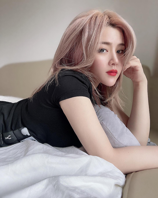 Ông Thoại Liên thu hút sự chú ý của cộng đồng mạng nhờ gu thời trang sang chảnh, thời thượng và gương mặt thanh tú.