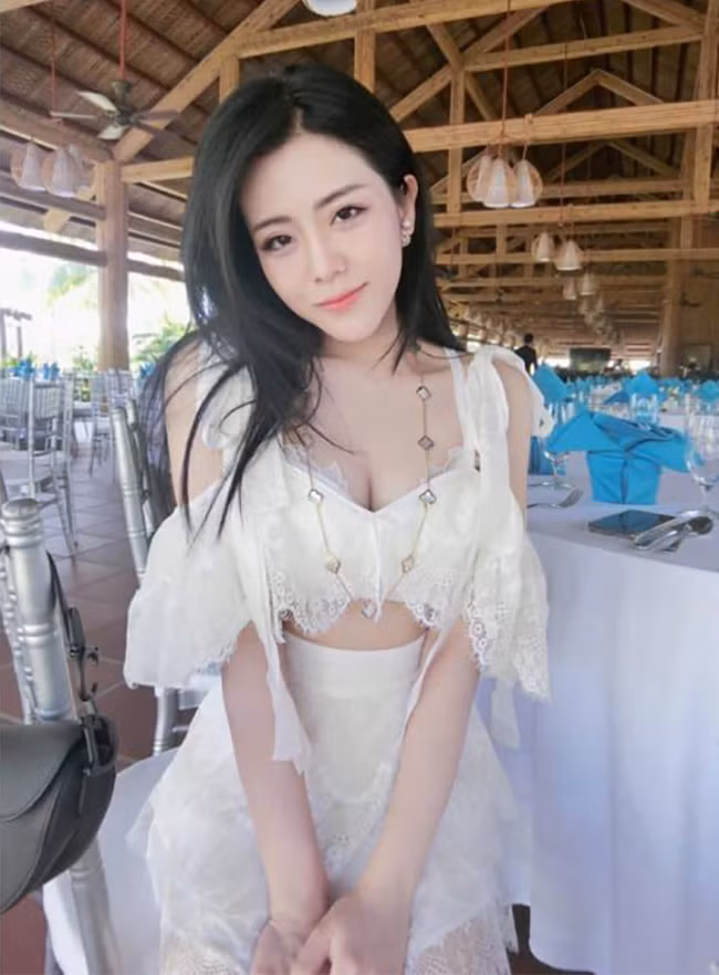 Hiện tại, cô sinh sống và làm việc tại Australia.