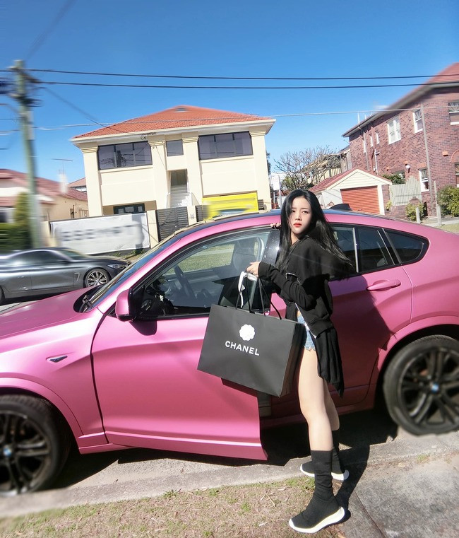 Những khoảnh khắc về cuộc sống sang chảnh tại Úc thường xuyên được cô nàng chia sẻ trên mạng xã hội. Thúy Vi