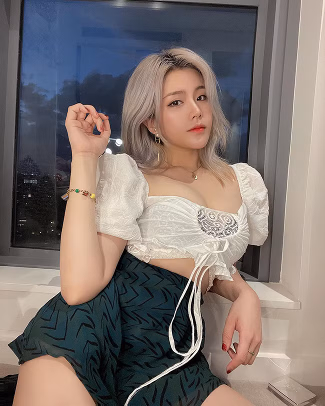 Ông Thoại Liên rất ít khi diện đồ gợi cảm, cô nàng thường chuộng những outfit hướng tới sự trẻ trung, năng động.