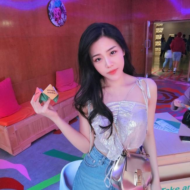 Con gái đại gia ngành nhựa được biết đến với cuộc sống sung túc, sang chảnh khiến nhiều người ngưỡng mộ. Thoại Liên cũng sở hữu nhiều đồ hiệu đắt đỏ, thường xuyên đi du lịch, check-in nhiều nước trên thế giới.