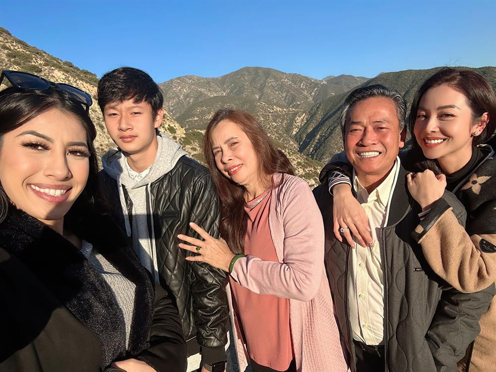 Lo dien gia dinh Jennifer Pham, ngoai hinh 'dep deu'