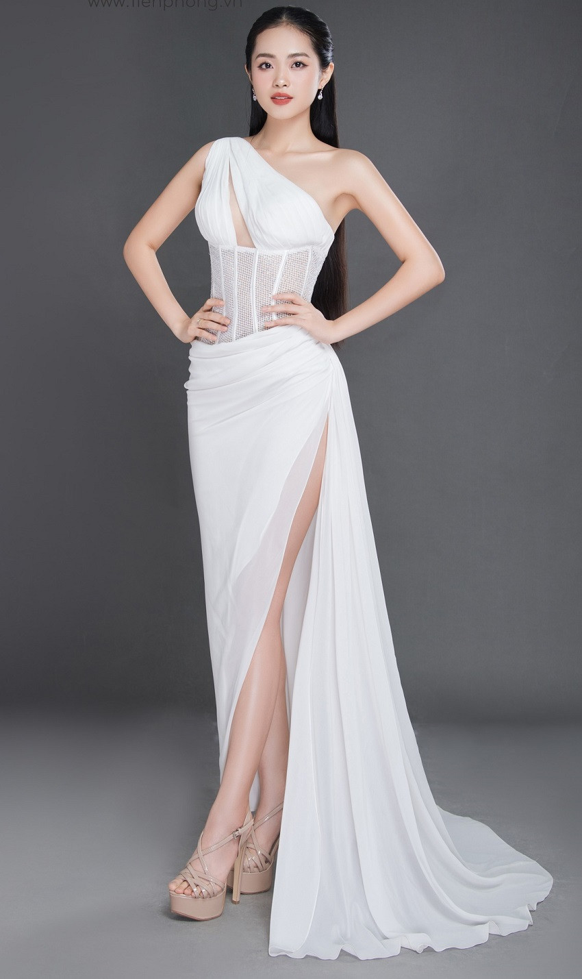 Phương Anh là Á khoa đầu vào khối chuyên Văn trường THPT Chuyên Trần Phú, Hải Phòng; Giải Khuyến khích Văn miền Duyên Hải Bắc Bộ năm 2018; Giải Nhì Văn cấp Thành phố năm 2019; Giải Nhì Văn cấp Quốc gia năm 2020. Ngoài ra, cô còn sở hữu IELTS 6.5 từ khi học lớp 11 và hiện đã đạt trình độ IELTS 7.5.