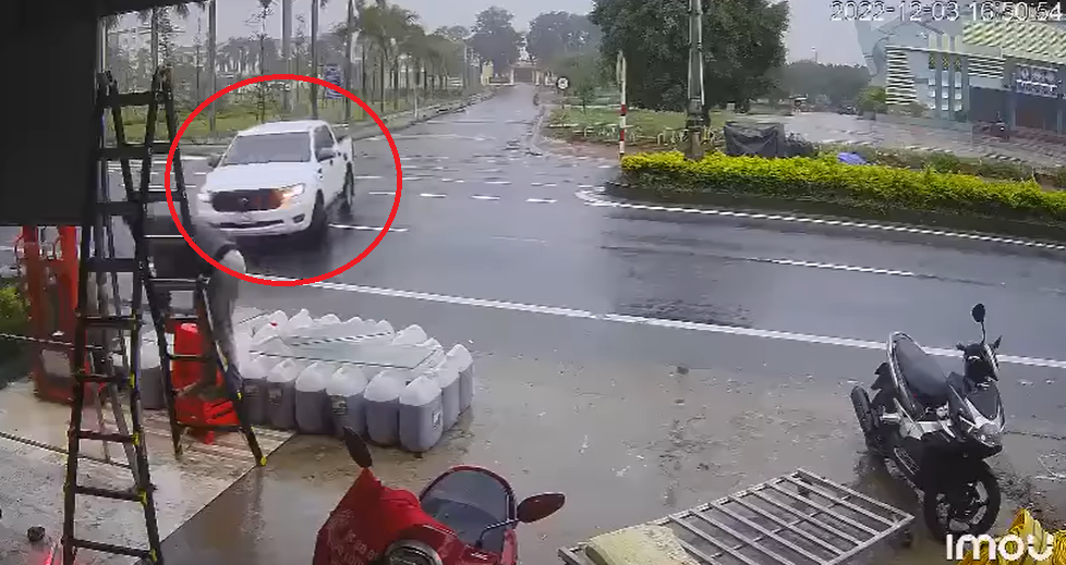 Xe ban tai quay dau bi 2 xe may dam vao don dap-Hinh-2