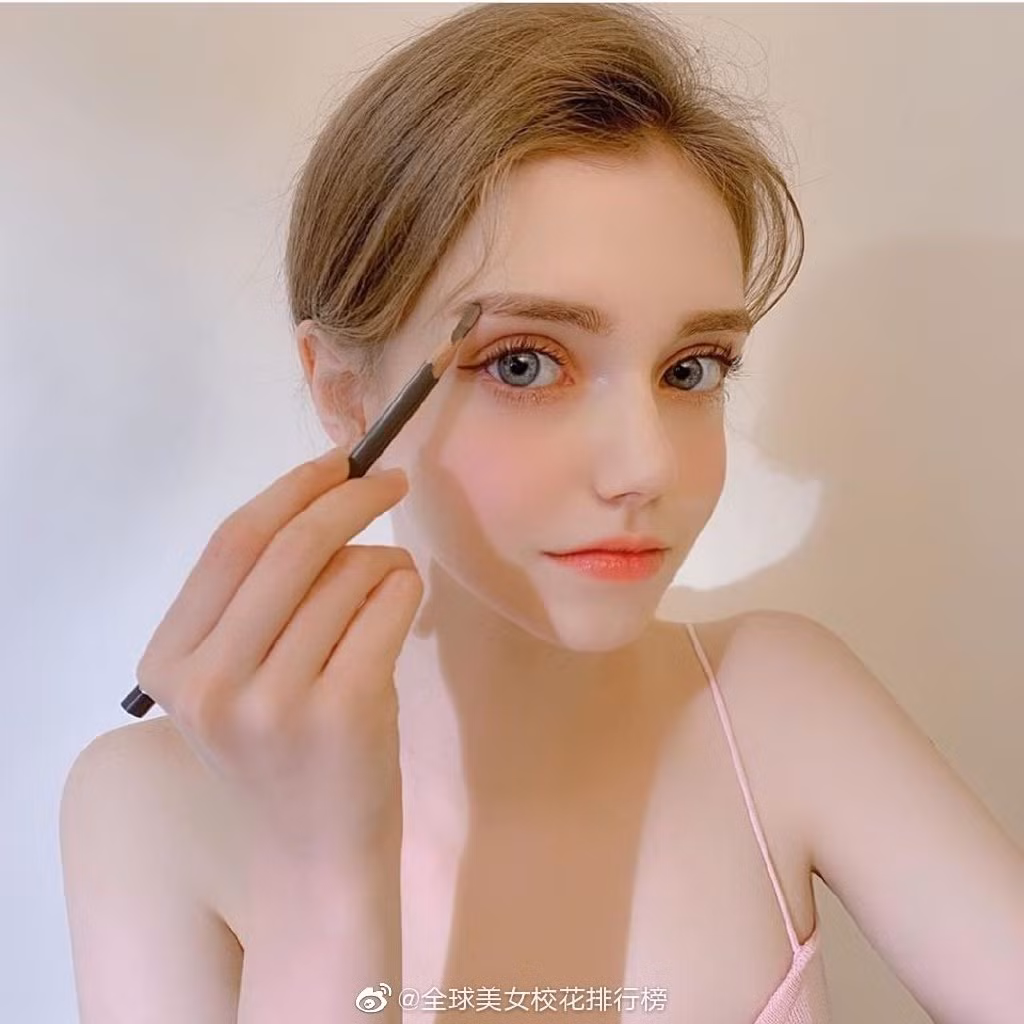 Chloe sinh năm 1998, cô nàng là người mẫu mang quốc tịch Đức. Cô nổi tiếng tại Hàn Quốc và có tên tiếng Hàn là Kim Ae Ran.