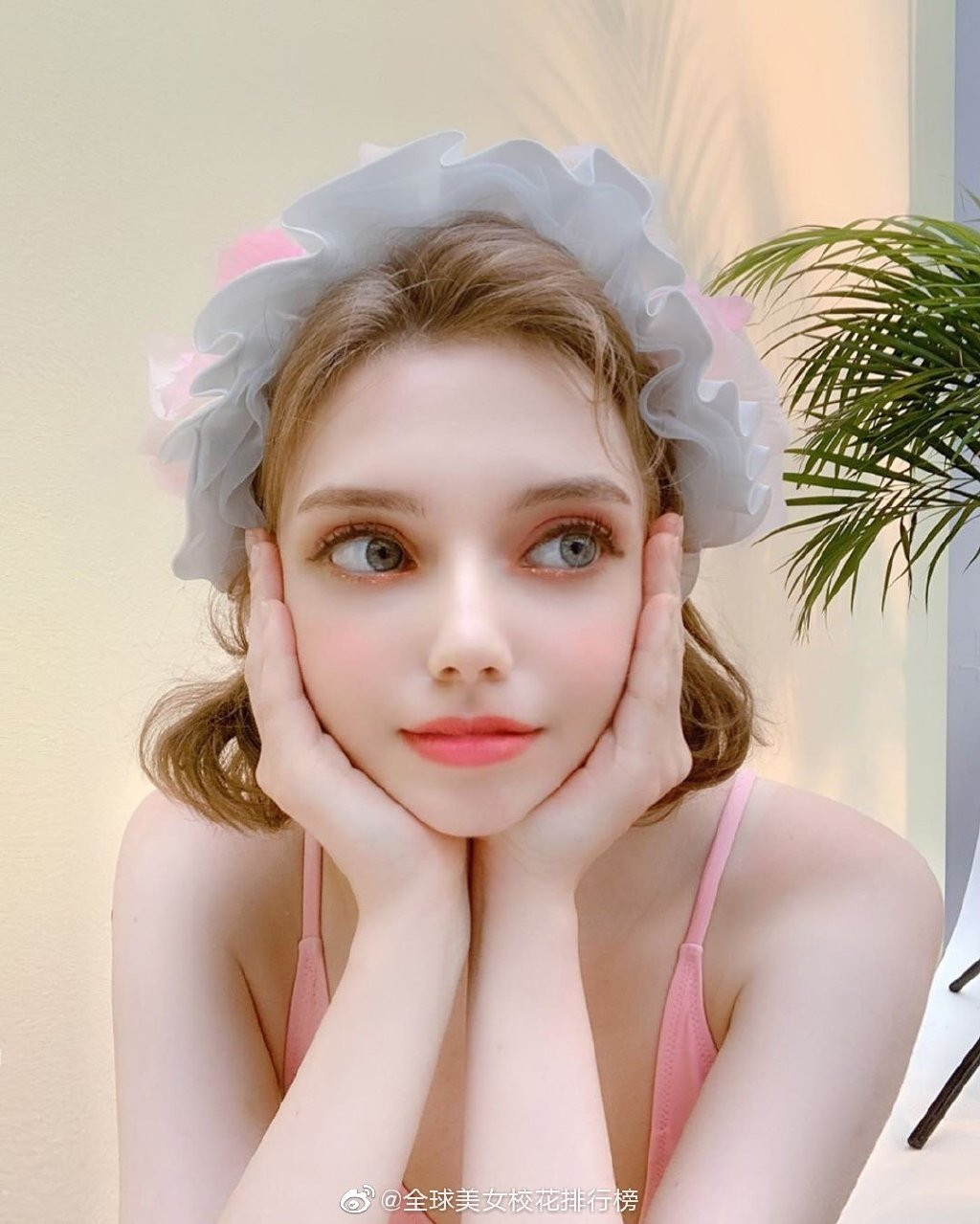 Tuy nhiên, nàng mẫu xinh đẹp từng chia sẻ trên trang cá nhân rằng gương mặt của mình hoàn toàn tự nhiên và chưa hề trải qua phẫu thuật thẩm mỹ.