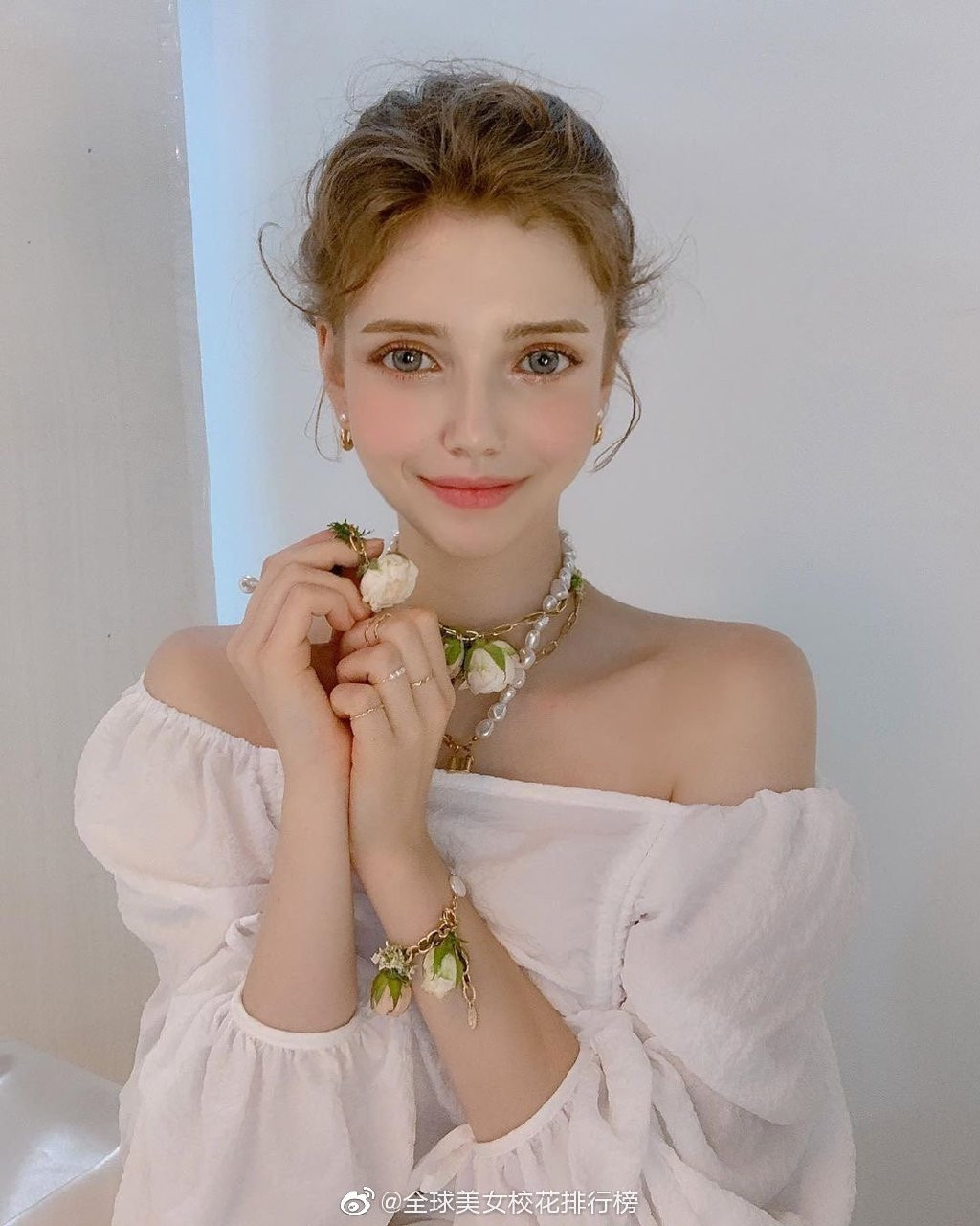 Nhan sắc hoàn hảo của Chloe trở thành chủ đề bán tán trên vô số diễn đàn lớn nhỏ tại Hàn Quốc lẫn các quốc gia Châu Á khác như Việt Nam, Trung Quốc,...