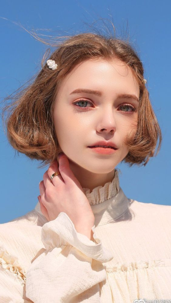 Theo tìm hiểu, nàng mẫu 9X có thể sử dụng tiếng Đức, Anh và Hàn Quốc. Thời gian rảnh, Chloe thường đi du lịch và khám phá nhiều nơi cùng các món ăn của xứ sở kim chi.