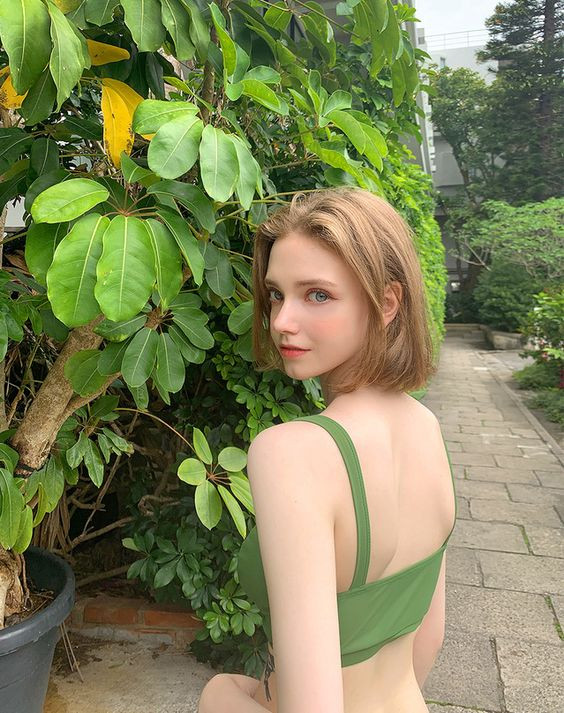 Nhờ sở hữu gương mặt xinh xắn với đôi mắt to tròn, sống mũi cao và khuôn miệng trái tim như được tô vẽ đã giúp Chloe nhanh chóng được biết đến. Hiện tại, Chloe đã có hơn 800 nghìn người theo dõi trên trang cá nhân.