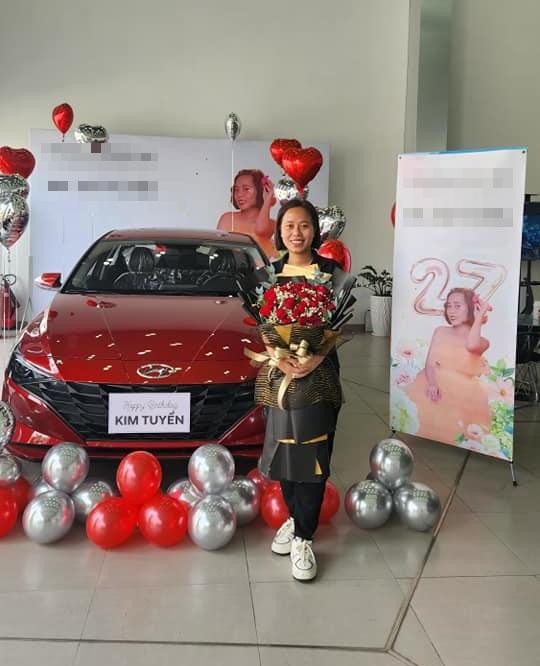 ộ chịu chơi của nữ danh hài khiến nhiều người phải nể. Có thể thấy rõ niềm vui của nhân viên khi nhận được món quà đặc biệt từ Việt Hương.