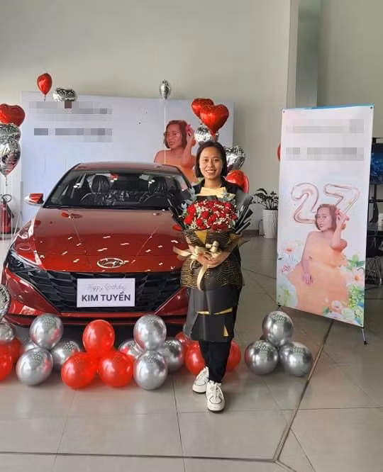 Độ chịu chơi của nữ danh hài khiến nhiều người phải nể. Có thể thấy rõ niềm vui của nhân viên khi nhận được món quà đặc biệt từ Việt Hương.