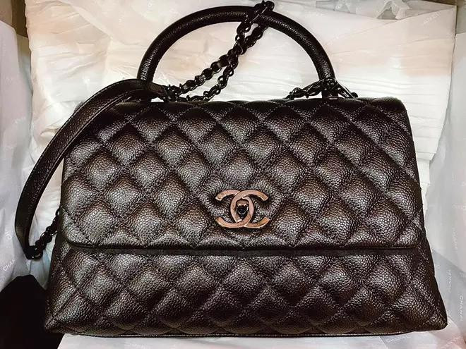 ụ thể, nữ ca sĩ gốc Hàn tặng cộng sự chiếc túi hàng hiệu có giá 4.500 USD, khoảng 104 triệu đồng...