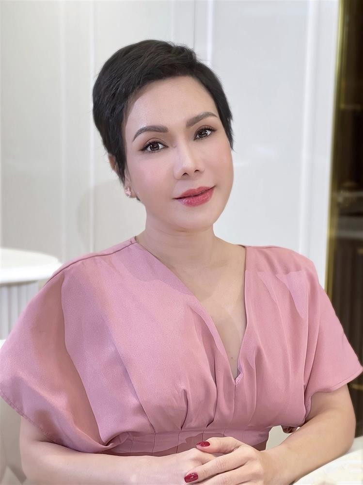 ới đây, Việt Hương khiến ai nấy trầm trồ khi tiết lộ vừa thưởng xế hộp cho nhân viên.