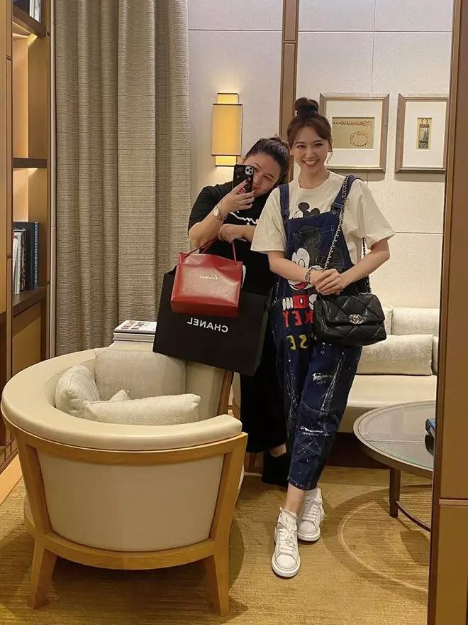 rấn Thành - Hari Won cũng chơi lớn khi tặng quà sinh nhật "khủng" cho quản lý, tổng trị giá lên tới gần 250 triệu đồng.