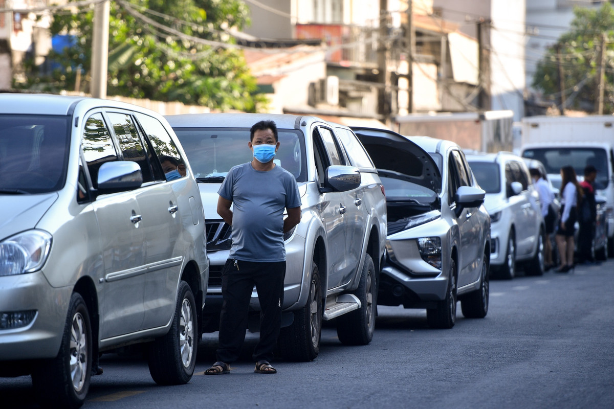 Trước đó vào ngày 21/12, Cục Đăng kiểm Việt Nam vừa có văn bản gửi đến các đơn vị đăng kiểm xe cơ giới yêu cầu tăng cường công tác kiểm định, đồng thời bố trí làm thêm giờ để giải quyết phương tiện khi đến kiểm định. Trong trường hợp lượng phương tiện tăng cao, đơn vị đăng kiểm phải bố trí thời gian làm thêm giờ kể cả thứ 7 và chủ nhật để đáp ứng nhu cầu kiểm định của người dân.
