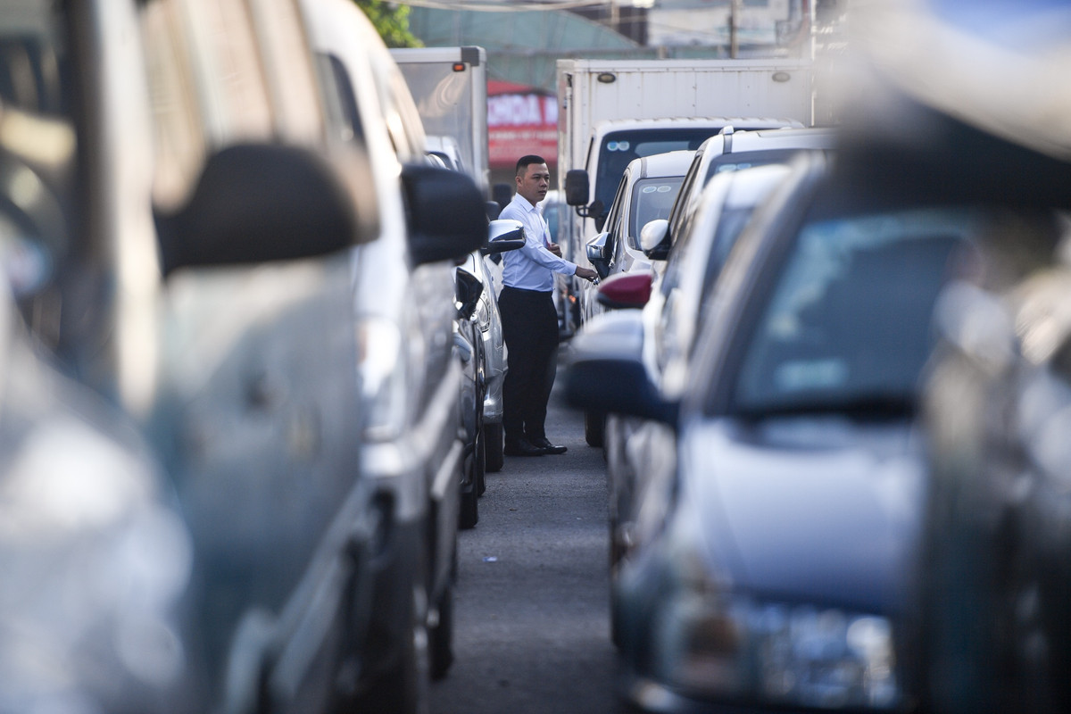 Hàng dài ôtô xếp hàng từ cổng Trung tâm Đăng kiểm xe cơ giới 5003S, dọc theo đường số 1 (Hiệp Bình Phước, TP Thủ Đức) và kéo dài tới quốc lộ 13.