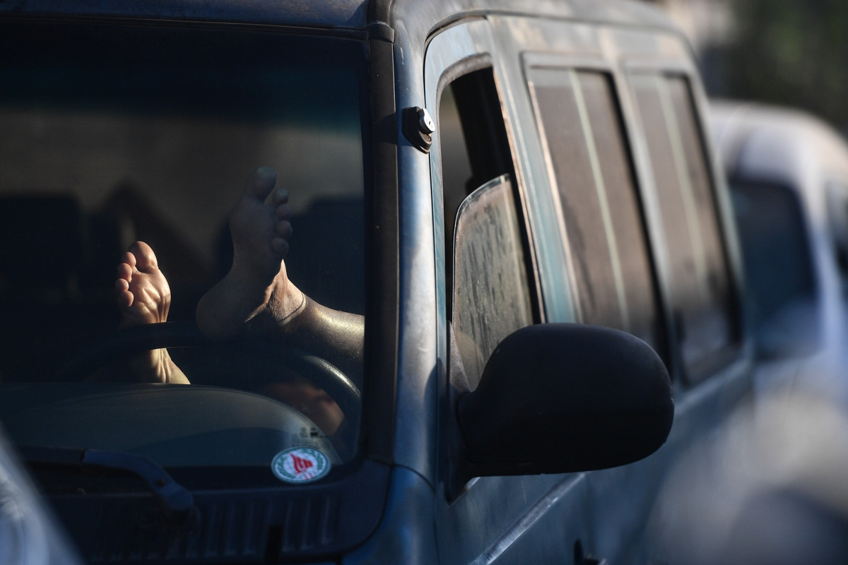 Do phải xếp hàng từ sớm, một số người tranh thủ chợp mắt trên ôtô.