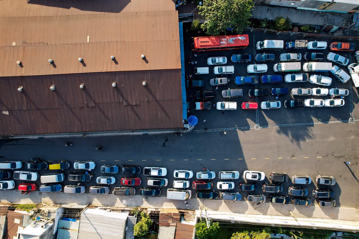 Nhiều tài xế tại đây cho biết họ đã đến một số cơ sở đăng kiểm khác tại TP.HCM như Trung Tâm Đăng kiểm xe cơ giới 5006V (quận 7), Chi nhánh Đăng kiểm xe cơ giới 5005V (quận Tân Bình)... tất cả trong tình trạng quá tải.