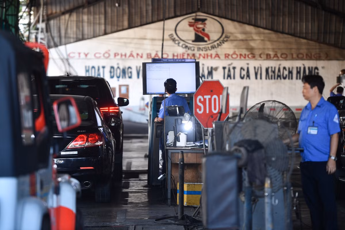 Khoảng 7h, Trung tâm Đăng kiểm xe cơ giới 5003S bắt đầu xử lý hồ sơ và làm thủ tục đăng kiểm. Theo Điều 16 của Nghị định 100, việc điều khiển xe có giấy chứng nhận hoặc tem kiểm định an toàn kỹ thuật và bảo vệ môi trường đã hết hạn sử dụng tối sẽ bị phạt tối đa 6 triệu đồng.