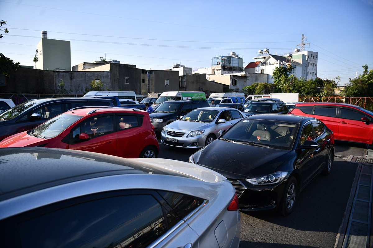 Ôtô xếp thành 6 làn trước cổng trung tâm đăng kiểm. Để chắc chắn sẽ được đăng kiểm trong ngày 23/12, nhiều tài xế đã đến đậu xe trước trung tâm đăng kiểm này từ 2h.