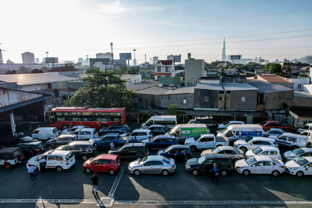 Cục Đăng kiểm Việt Nam đã có khuyến cáo gửi các các chủ xe cơ giới, trong đó lưu ý khách hàng muốn thực hiện kiểm định phương tiện nên liên lạc qua đường dây nóng của các trung tâm đăng kiểm để đặt lịch trước. Tránh tình trạng ùn ứ phải chờ đợi lâu, mất thời gian.