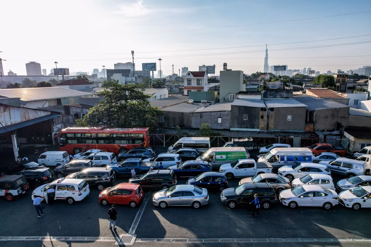 Cục Đăng kiểm Việt Nam đã có khuyến cáo gửi các các chủ xe cơ giới, trong đó lưu ý khách hàng muốn thực hiện kiểm định phương tiện nên liên lạc qua đường dây nóng của các trung tâm đăng kiểm để đặt lịch trước. Tránh tình trạng ùn ứ phải chờ đợi lâu, mất thời gian.