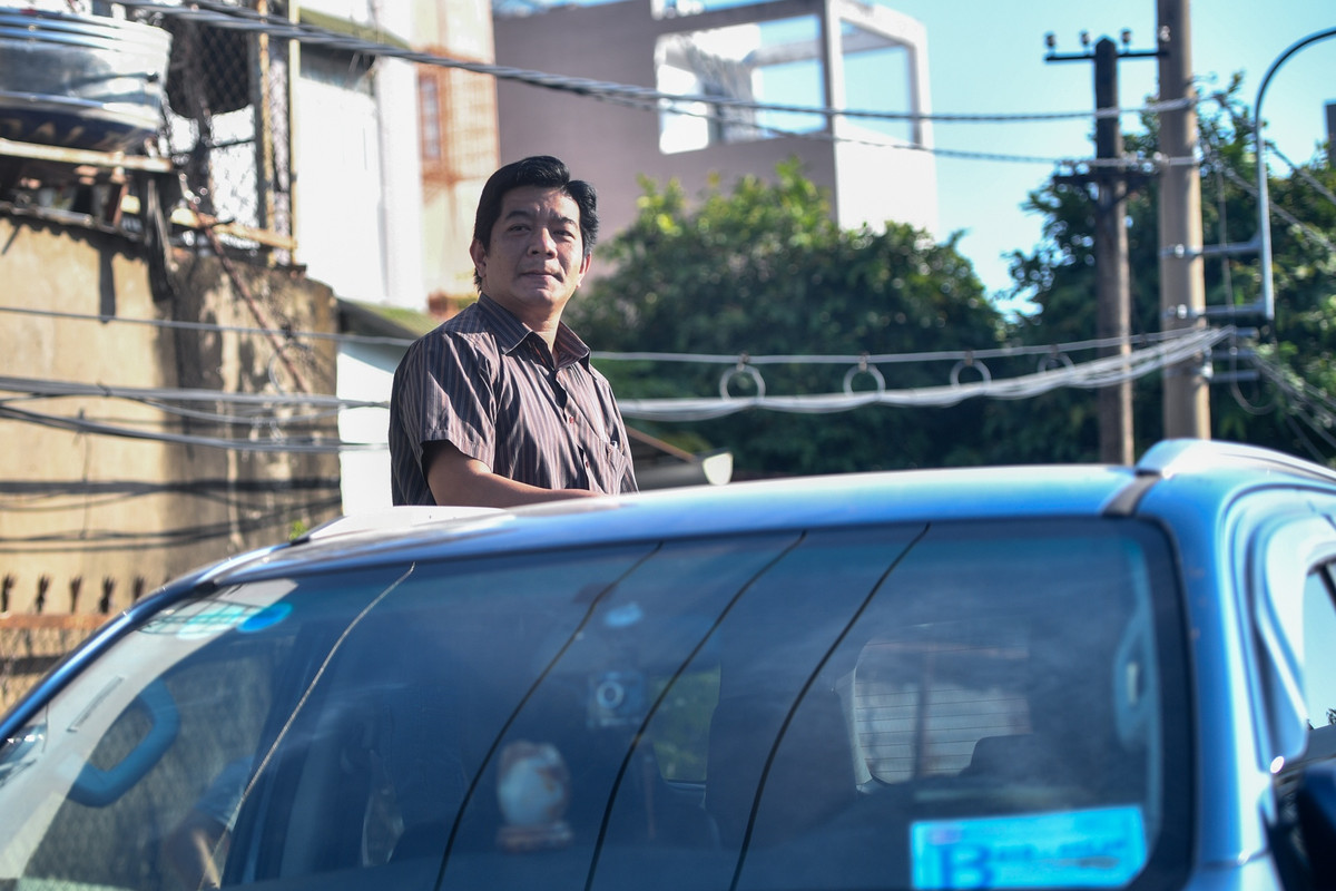 Anh Công (TP Thủ Đức) cho biết xếp hàng đăng kiểm ôtô tốn khá nhiều thời gian và ảnh hưởng đến công việc tài xế taxi công nghệ của anh. "Hôm qua, tôi nghỉ một ngày để đi 3-4 trung tâm đăng kiểm mà không làm được, hôm nay lại phải tiếp tục chờ đợi", anh Công chia sẻ.