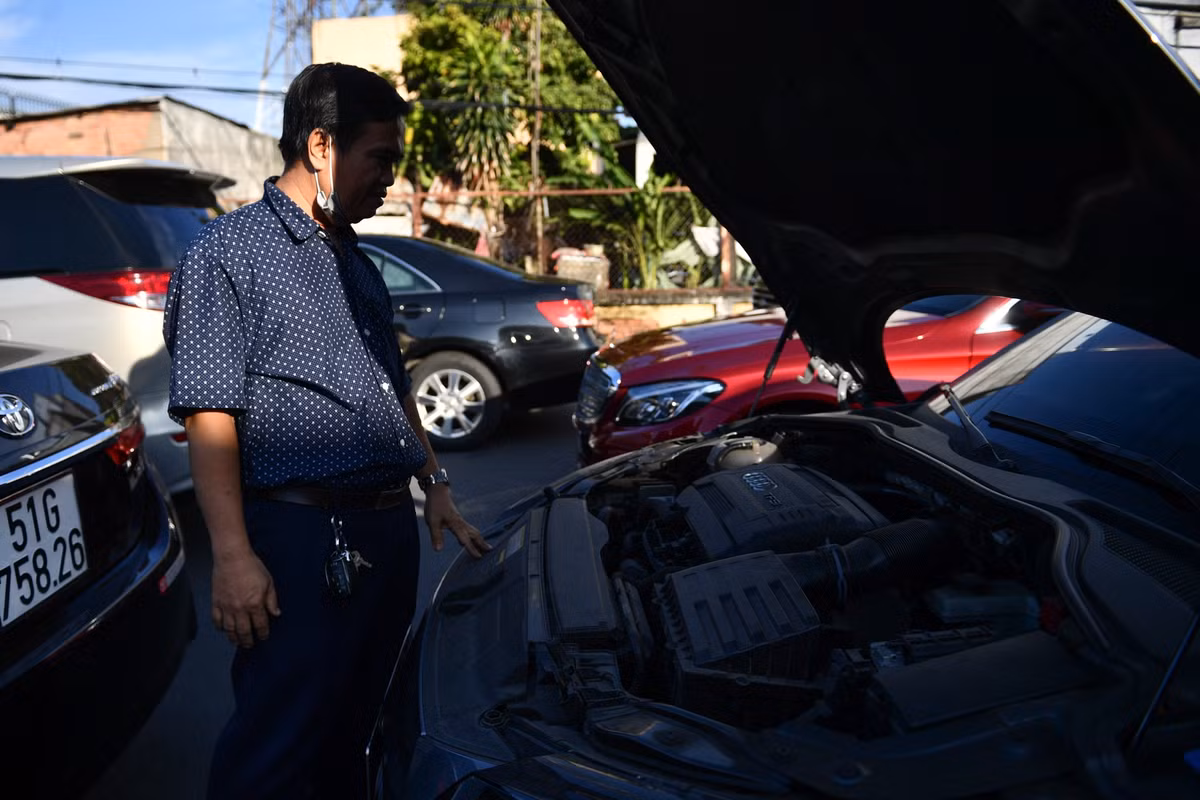 Dựa theo kinh nghiệm đi đăng kiểm ôtô, anh Linh (quận Bình Thạnh) cho biết mất khoảng 30 phút để mỗi xe hoàn tất thủ tục. "Có hàng chục xe khác đã xếp hàng trước, chắc tôi phải chờ đến chiều mới có thể đăng kiểm xong", anh Linh nói.