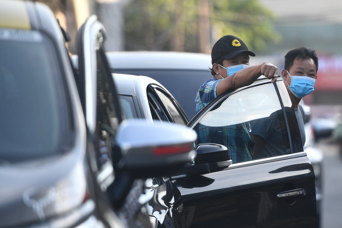 Việc nhiều lãnh đạo, nhân viên một số trung tâm đăng kiểm tại TP.HCM và vài tỉnh thành khu vực Đồng bằng sông Cửu Long bị khởi tố, bắt tạm giam khiến nhiều đơn vị đăng kiểm trên địa bàn rơi vào tình trạng quá tải.