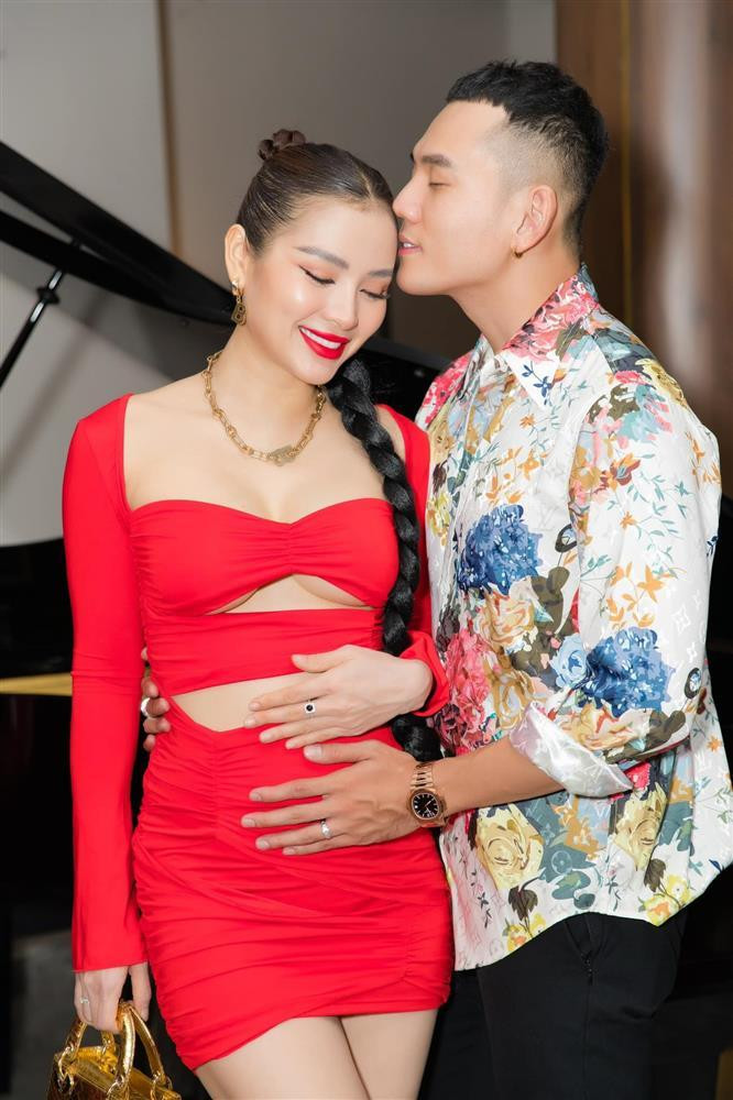 ách đây không lâu, Lý Bình chia sẻ bức ảnh âu yếm bà xã Phương Trinh Jolie trên mạng xã hội. Bầu bí tháng thứ ba, nữ diễn viên vẫn chuộng phong cách ăn mặc quyến rũ, gợi cảm.