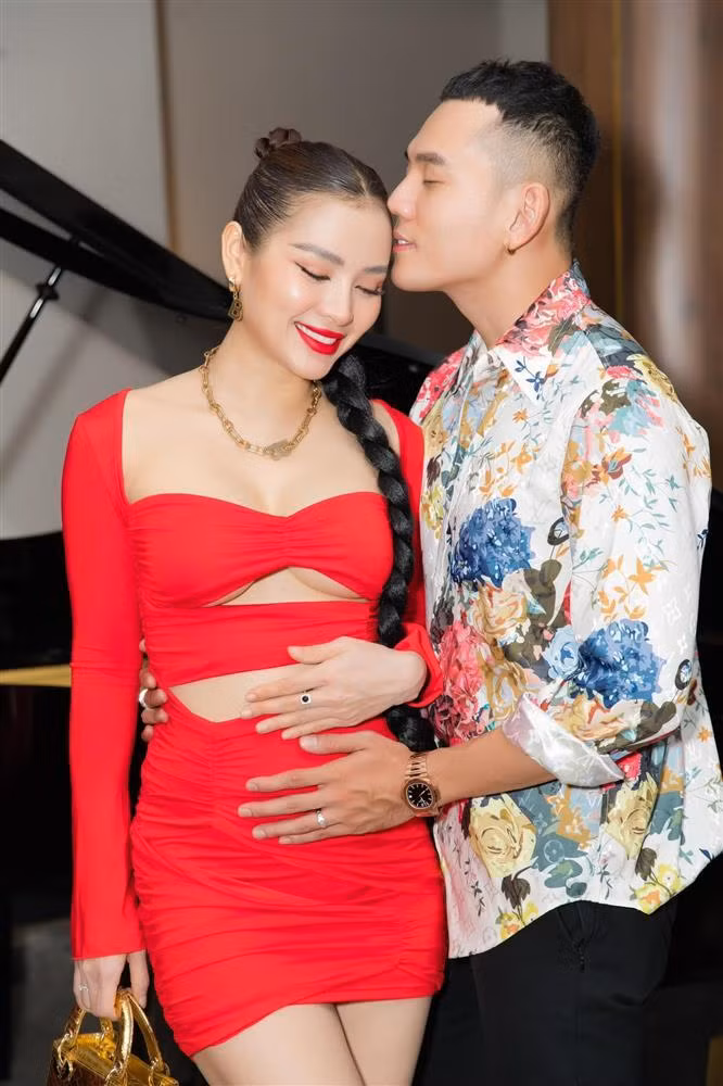 Cách đây không lâu, Lý Bình chia sẻ bức ảnh âu yếm bà xã Phương Trinh Jolie trên mạng xã hội. Bầu bí tháng thứ ba, nữ diễn viên vẫn chuộng phong cách ăn mặc quyến rũ, gợi cảm.