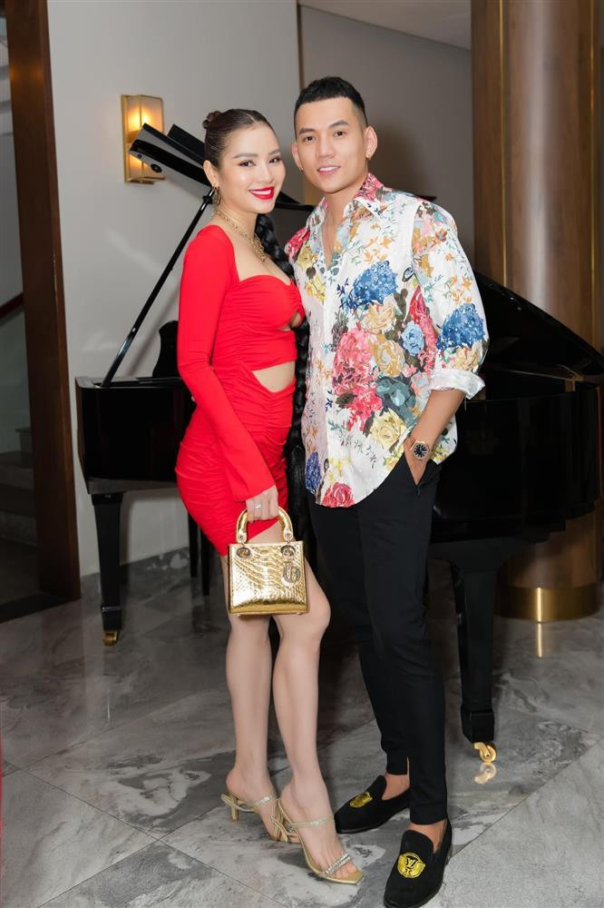 ó thể thấy phần bụng Phương Trinh Jolie đã nhô lên một chút ở giai đoạn đầu thai kỳ.