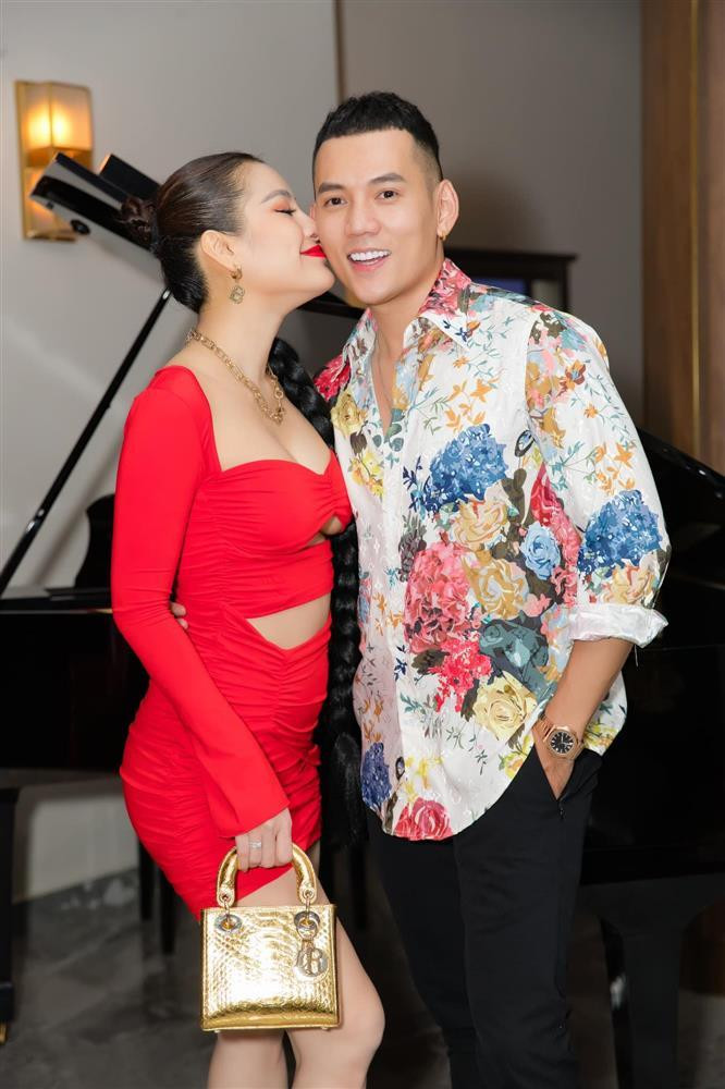 ên đồ sexy khi bầu bí, Phương Trinh Jolie vẫn nhận được khá nhiều lời khen ngợi. Trang phục, kiểu tóc, make-up, phụ kiện của cô đều không có điểm trừ với lần xuất hiện này.