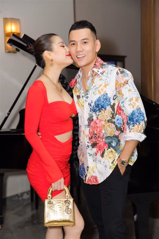 Lên đồ sexy khi bầu bí, Phương Trinh Jolie vẫn nhận được khá nhiều lời khen ngợi. Trang phục, kiểu tóc, make-up, phụ kiện của cô đều không có điểm trừ với lần xuất hiện này.